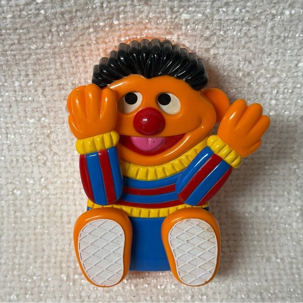 Vintage Sesame Street ILLCO Ernie Peek-A-Boo Wind Up Music Box Toy WORKS